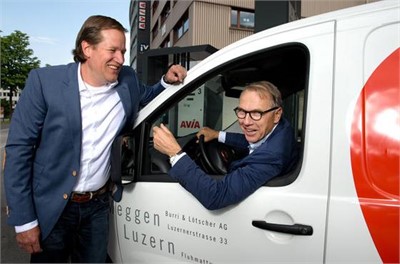 Patrick Sch&auml;tzle (links) und Beat L&ouml;tscher (im Auto)