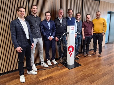 Team von AVIA VOLT Suisse AG und Kostad Schweiz AG mit den beiden Gesch&auml;ftsf&uuml;hrern Alexander Streitzig (4. v.l.) und Kajetan Mazenauer (4. v.r.).